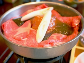 和牛の手前にかかっているのは、すき焼きのおいしさを引き立てる特製の味噌ダレ。<br />
ネギの奥にのっているのがキクラゲ。