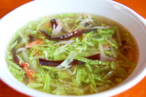 レタスの緑色が鮮やかな、きくらげ蟹スープ。