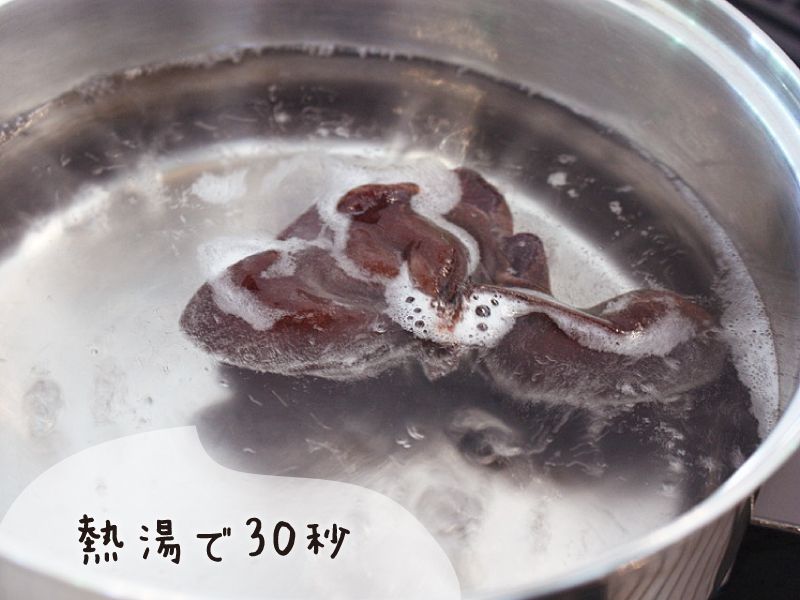 湯通しされる生きくらげ