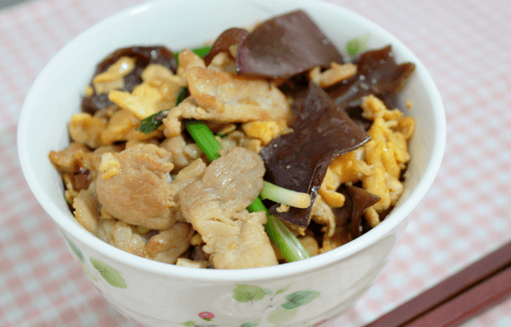 キクラゲと豚肉の卵炒め丼