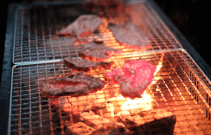 肉を網焼きするイメージ