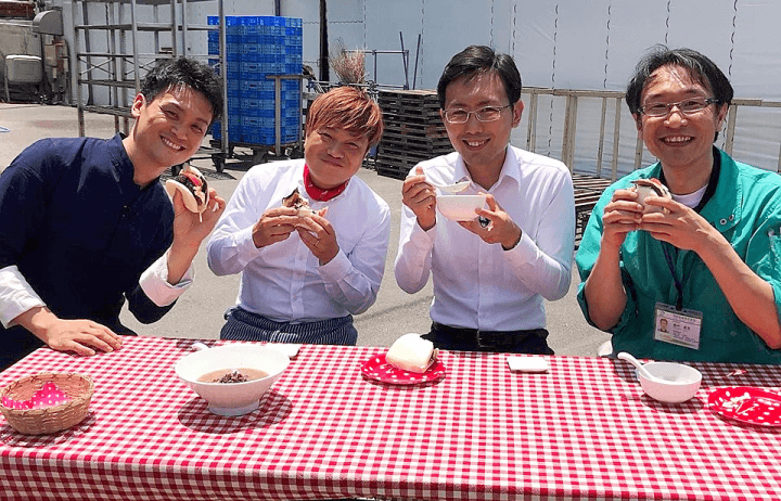 料理を試食する様子