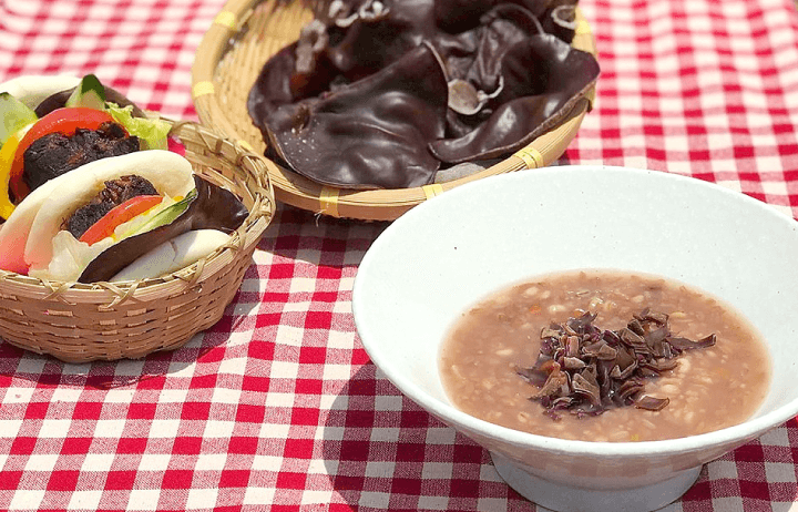 きくらげ入りの豚角煮バーガーと中華粥