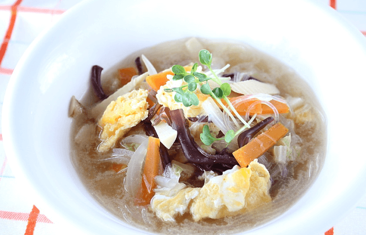きのこたっぷり！白菜ときくらげの中華春雨スープ